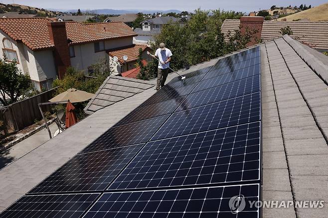 미국 주택가의 태양광 패널 [EPA 연합뉴스 자료사진. 재판매 및 DB 금지]