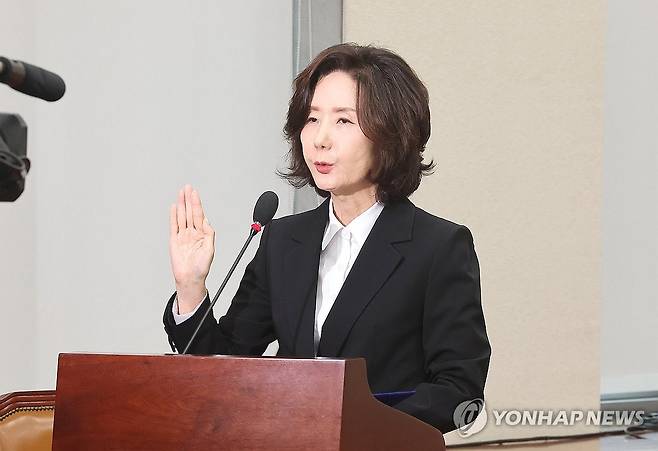 선서하는 이진숙 후보자 이진숙 사회부총리 겸 교육부 장관 후보자가 7월 16일 서울 여의도 국회 교육위원회에서 열린 인사청문회에서 선서하고 있다. [연합뉴스 자료사진]