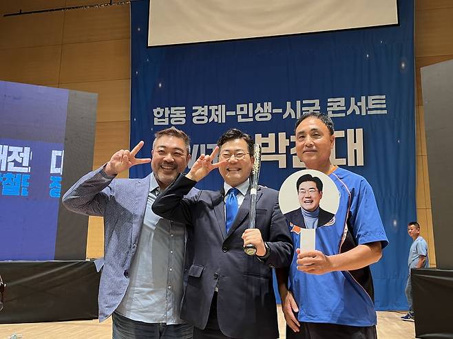 당원과 사진 찍는 박찬대 당 대표 후보 (서울=연합뉴스) 김정진 기자 = 더불어민주당 박찬대 당 대표 후보가 16일 대전대 혜화문화관에서 열린 토크 콘서트 직후 배우 이원종 씨(왼쪽)와 당원 송진우(60·오른쪽)씨와 기념사진을 촬영하고 있다. 2025.7.16 stopn@yna.co.kr