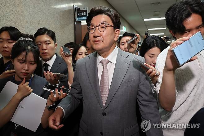 권성동 의원 (서울=연합뉴스) 박동주 기자 = 국민의힘 권성동 원내대표가 5일 서울 여의도 국회에서 국민의힘 비상대책위원장실을 나와 원내대표실로 향하며 취재진의 질문을 받고 있다. 2025.6.5 pdj6635@yna.co.kr