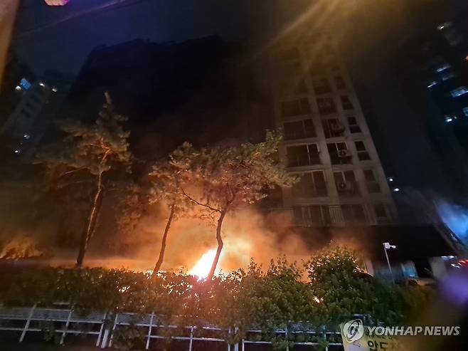 불길 치솟는 광명 아파트 (광명=연합뉴스) 17일 오후 경기 광명시 소하동 한 아파트 주차장에서 불이 나 3명이 심정지 상태로 병원에 옮겨졌다. 또 1명이 전신화상을 입고 2명이 연기를 마셔 치료받고 있다.
    사진은 불이 난 아파트. 2025.7.17 [경기도소방재난본부 제공. 재판매 및 DB 금지] stop@yna.co.kr