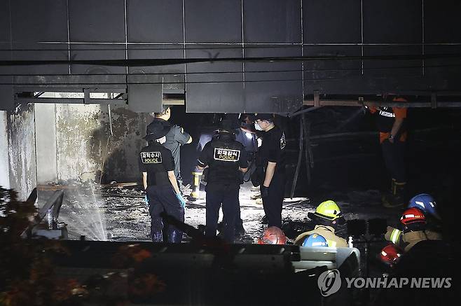 분주하게 움직이는 관계자들 (광명=연합뉴스) 홍기원 기자 = 주차장에서 화재가 발생한 경기도 광명시 소하동 한 아파트에서 18일 경찰과 소방 등 관계자들이 분주하게 움직이고 있다. 2025.7.18 xanadu@yna.co.kr