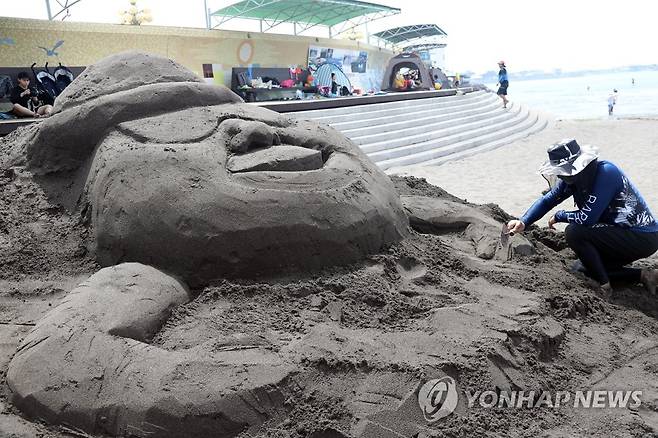 '검은모래 돌하르방 보러오세요' [연합뉴스 자료 사진]
