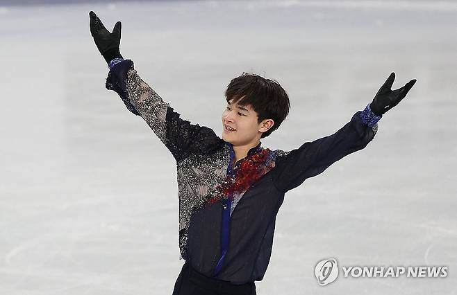 팬들 향해 인사하는 김현겸 (서울=연합뉴스) 김성민 기자 = 피겨 김현겸이 20일 서울 목동아이스링크에서 열린 2025 ISU(국제빙상경기연맹) 사대륙 피겨스케이팅 선수권 대회 남자 쇼트 프로그램에서 연기를 마치고 인사하고 있다. 2025.2.20 ksm7976@yna.co.kr