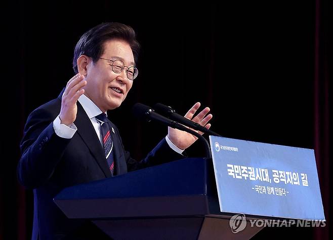 이재명 대통령 (진천=연합뉴스) 한상균 기자 = 이재명 대통령이 14일 충북 진천 국가공무원인재개발원에서 70기 5급 신임관리자과정 교육생들에게 '국민주권시대, 공직자의 길'을 주제로 특강을 하고 있다. 2025.7.14 xyz@yna.co.kr