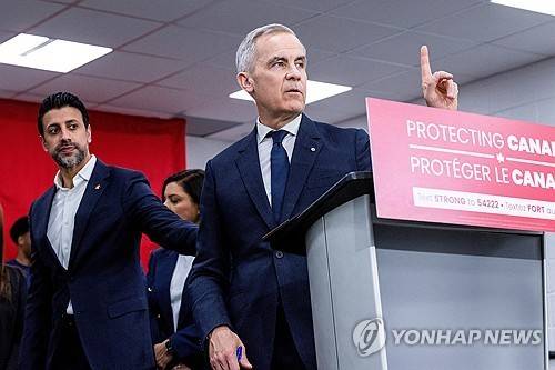 마닌더 시두 캐나다 국제통상부 장관(왼쪽)과 마크 카니 캐나다 총리 [로이터=연합뉴스 자료사진]