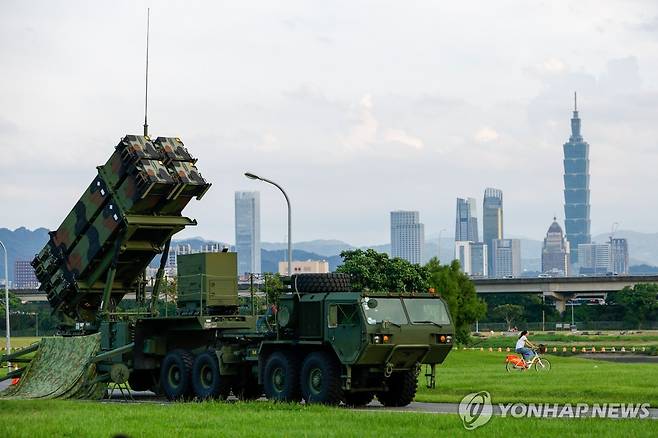 대만 연례 군사훈련 기간 타이베이시 강변 공원에 이동배치된 패트리엇 미사일 시스템  [EPA 연합뉴스 자료사진. 재판매 및 DB 금지]