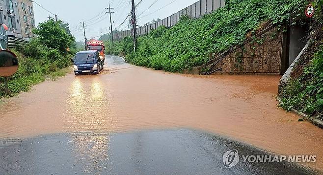 호우 특보, 충남 곳곳에서 침수 피해 (당진=연합뉴스) 충남 서해안을 중심으로 강한 비가 내린 16일 오후 호우주의보가 내려진 충남 당진시 송산면의 한 지하차도에서 차량 침수 신고가 접수돼 출동한 소방 당국이 안전 조치에 나서고 있다. 2025.7.16 [충남 당진소방서 제공. 재판매 및 DB 금지] coolee@yna.co.kr