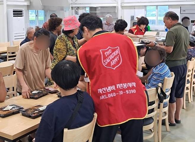 이재민에게 음식 제공하는 구세군 [구세군 한국군국 제공. 재판매 및 DB 금지]