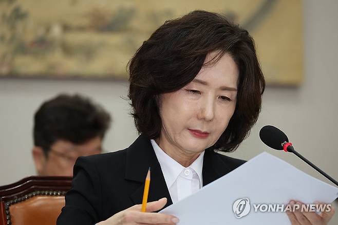 질의듣는 이진숙 후보자 (서울=연합뉴스) 박동주 기자 = 이진숙 사회부총리 겸 교육부 장관 후보자가 16일 서울 여의도 국회 교육위원회에서 열린 인사청문회에서 의원 질의를 듣고 있다. 2025.7.16 pdj6635@yna.co.kr