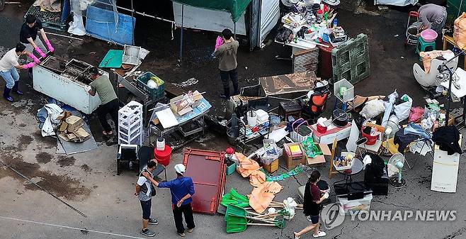 침수피해 복구 구슬땀 (대구=연합뉴스) 윤관식 기자 = 18일 전날 내린 폭우로 침수 피해를 본 대구 북구 노곡동 한 가정집에서 주민과 공무원들이 복구 작업을 하고 있다. 2025.7.18 psik@yna.co.kr