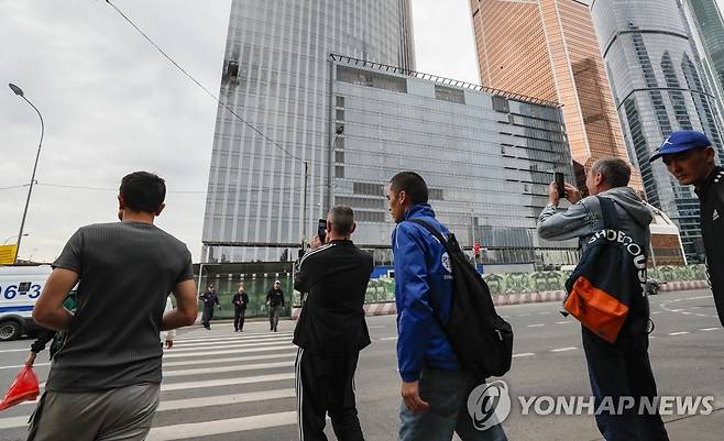 모스크바서 드론 충돌한 건물 사진 찍는 시민들 (모스크바 EPA=연합뉴스) 지난 2023년 러시아 모스크바 시내 비즈니스 센터인 '모스크바 시티'에서 시민들이 드론(무인기) 공격을 받아 손상된 건물의 사진을 찍고 있다. 군 당국은 이날 모스크바를 향해 날아오던 3대의 우크라이나 드론 중 2대가 요격됐으며, 1대는 건설 중이던 건물과 충돌했다고 밝혔다. 2023.08.23 danh2023@yna.co.kr