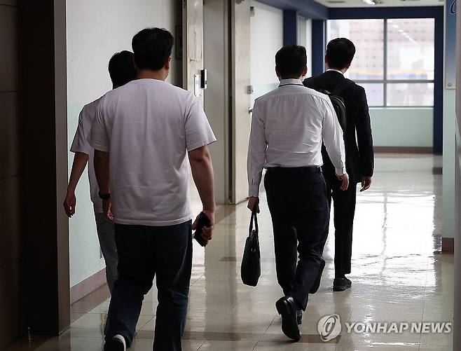 민중기 특검, 동해종합기술공사 압수수색 (서울=연합뉴스) 김성민 기자 = 김건희 여사에 관한 의혹들을 수사하는 민중기 특별검사팀이 14일 '양평고속도로 노선변경 특혜 의혹'과 관련해 국토교통부 등 10여곳에 대한 전방위 압수수색에 나섰다.
    이날 서울 성동구 동해종합기술공사 성수 본사에서 특검 관계자들이 사무실로 향하고 있다. 2025.7.14 ksm7976@yna.co.kr