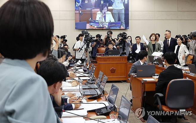 김미애-이소영 의원 '설전' (서울=연합뉴스) 김주형 기자 = 18일 서울 여의도 국회 보건복지위원회에서 열린 정은경 보건복지부 장관 후보자 인사청문회에서 국민의힘 김미애 의원이 정 후보자 배우자의 주식 투자 의혹과 관련해 매수·매도 시기를 포함한 상세 거래내용을 들어 보이며 항의하자 더불어민주당 이소영 의원이 반박하며 설전을 벌이고 있다. 2025.7.18 kjhpress@yna.co.kr