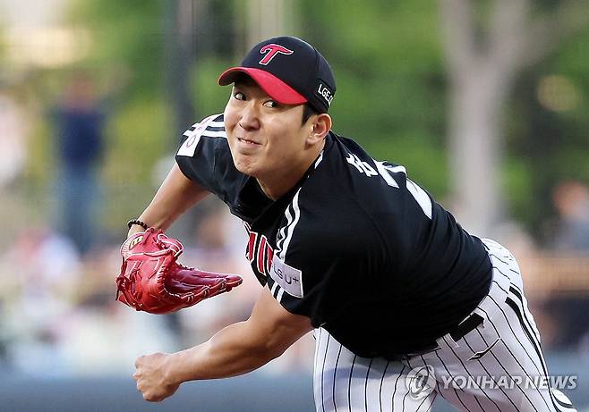 역투하는 손주영 [연합뉴스 자료사진]