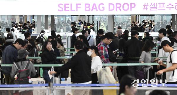 인천국제공항 제1여객터미널 출국장이 여행객들로 붐비고 있는 모습. /경인일보 DB