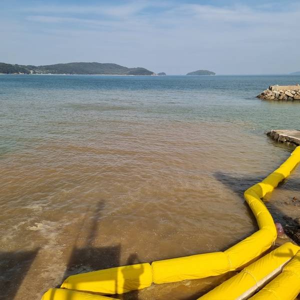 오탁방지망 넘어로 공사 중 발생한 토사가 바다로 흘러가는 모습. /독자 제공