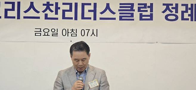 인강진 대전기독의사협회 회장이 대표기도하고 있다.