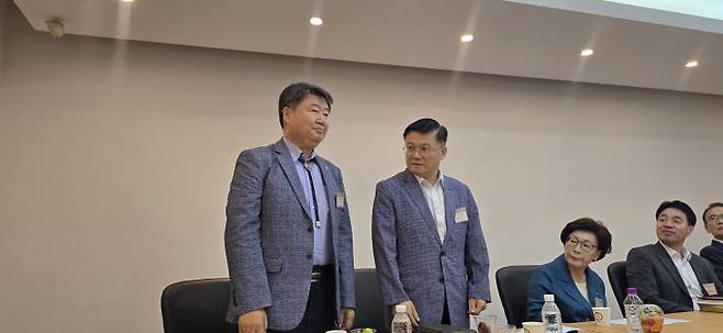 대전시기독교연합회 임원인 심은보 재무총장 장로와 김병오 서기 목사가 인사하고 있다.