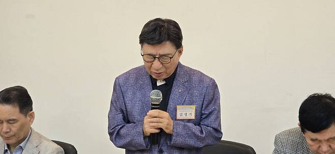 김영기 장로가 대표 식사기도 하고 있다.