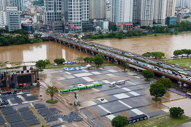 울산지역 호우특보가 발효된 19일 울산 태화강 남구둔치가 물에 잠기는 등 피해가 발생한 가운데 관계자들이 복구 작업을 하고 있다. 최지원 기자
