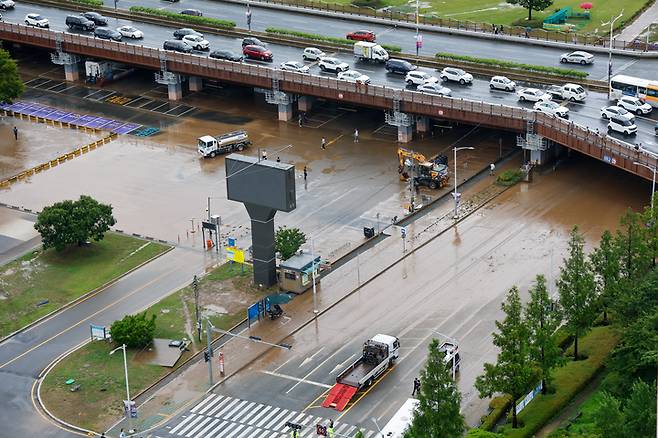 울산지역 호우특보가 발효된 19일 울산 태화강 남구둔치가 물에 잠기는 등 피해가 발생한 가운데 관계자들이 복구 작업을 하고 있다. 최지원 기자