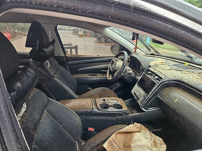 울산지역 호우특보가 발효된 19일 울산 울주군 언양읍의 한 아파트 단지 인근 주차장에서 침수 피해를 입은 차량의 내부가 흙탕물로 뒤덮여 있다. 최지원 기자&nbsp;