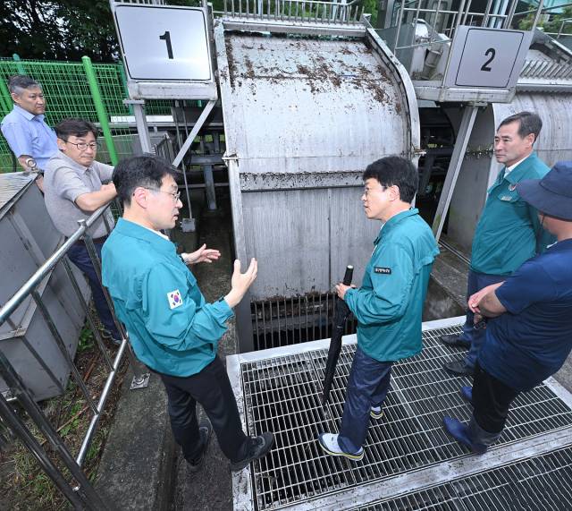 김정기 대구시장 권한대행이 18일 대구 북구 노곡동 일대 침수 피해 지역을 찾아 현장을 점검하고 있다. 대구시 제공.