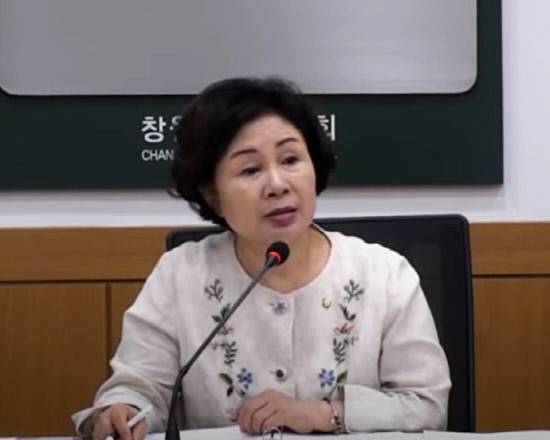 18일 열린 창원시의회 기획행정위원회 회의에서 박선애 위원장이 발언을 하고 있다.