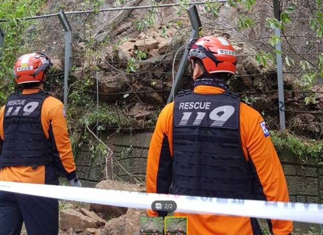 19일 오후 부산 강서구 송정동에 도로 비탈면에서 낙석 현상이 발생해 소방 당국이 조치에 나섰다. 부산소방재난본부 제공