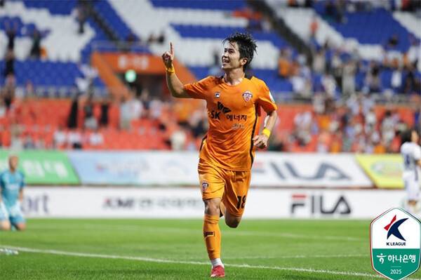 19일 오후 7시 제주월드컵경기장에서 열린 제주SK와 FC안양의 K리그1 2025 22라운드 경기에서 오재혁이 골을 넣고 세레머니를 하고 있다 (사진=한국프로축구연맹)