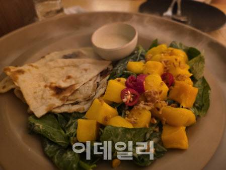 갤럭시 Z폴드7로 촬영에서 ‘음식사진’ 모드로 찍은 사진 망고 샐러드 뒤에 드라이아이스 연기까지 사진이 자연스럽게 포착한 모습(사진=윤정훈 기자)