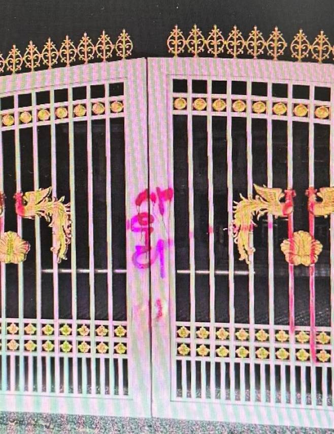 청와대 출입문에 붉은 래커로 낙서한 여성이 경찰에 붙잡혔다. 서울 종로경찰서는 18일 재물손괴 혐의로 40대 여성을 검거해 조사 중이라고 밝혔다. 사진은 ‘사우디’ 낙서가 래커로 칠해진 청와대 출입문.(사진=연합뉴스).