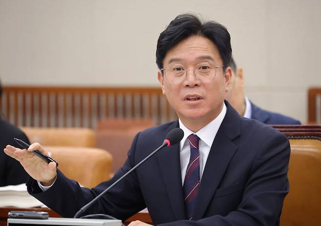 김영훈 고용노동부 장관 후보자가 16일 서울 여의도 국회 환경노동위원회에서 열린 인사청문회에서 의원 질의에 답변하고 있다.(사진=연합뉴스)