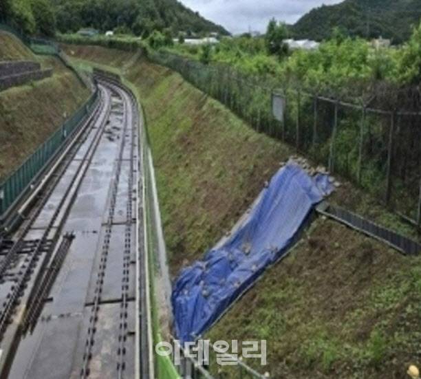 19일 오전 인천지하철 2호선 인천대공원역~운연역 구간에서 사면이 붕괴돼 토사가 유실되자 인천교통공사 측은 배수로를 정비하고 임시덮개를 설치하는 등 조치를 완료한 모습.(사진=인천시)