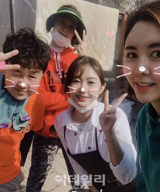 산수의 천사들 봉사자들과 김데니 소장(왼쪽)(사진=산수의 천사들)