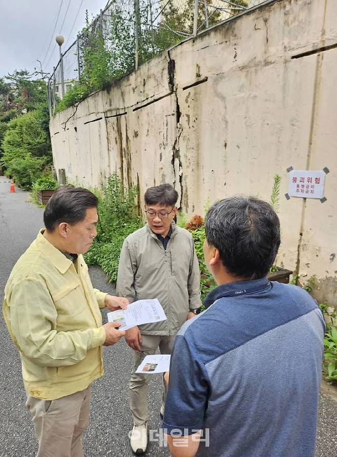 이재준 수원시장이 19일 붕괴 우려 신고가 접수된 권선구 소재 한 아파트 외벽 현장을 찾아 김태관 도시개발국장으로부터 상황을 보고받고 있다.(사진=수원시)