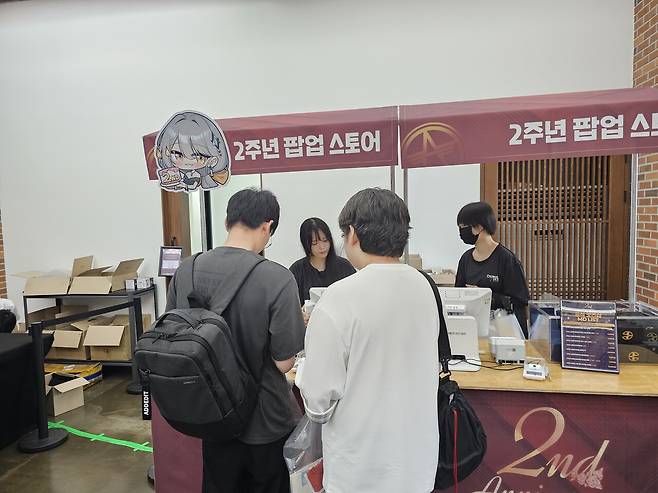 - 만족스럽게 굿즈를 구매한 유저들