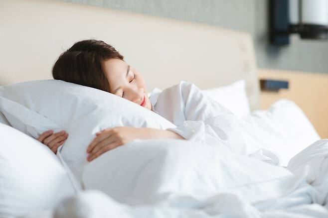 스트레스를 받으면 달거나 매운 식품에 대한 식탐이 늘어나고, 이런 음식을 많이 먹다보면 살이 찌기 쉽다. 스트레스를 줄이려면 우선 잠을 잘 자는 게 중요하다. [사진=게티이미지뱅크]