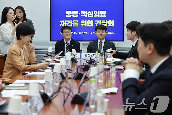 박주민 국회 보건복지위원회 위원장이 14일 오후 서울 여의도 국회에서 한성존 대한전공의협의회 비상대책위원장과 중증·핵심의료 재건을 위한 간담회에 앞서 대화하고 있다. 2025.7.14/뉴스1 ⓒ News1 안은나 기자