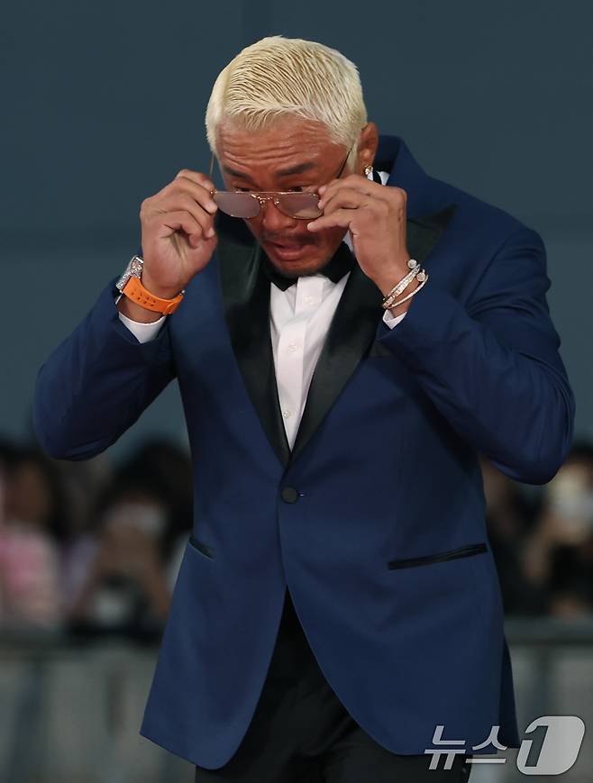 격투기 선수 추성훈이 18일 인천 중구 파라다이스시티에서 열린 ‘제4회 청룡시리즈어워즈’에 김이 서린 안경을 끼고 레드카펫을 밟고 있다.. ⓒ News1 권현진 기자