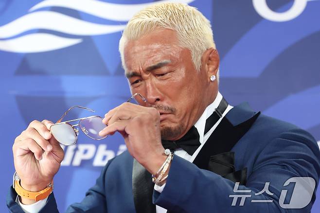 격투기 선수 추성훈이 18일 인천 중구 파라다이스시티에서 열린 ‘제4회 청룡시리즈어워즈’에 김이 서린 안경을 바라보며 난감해 하고 있다. ⓒ News1 권현진 기자