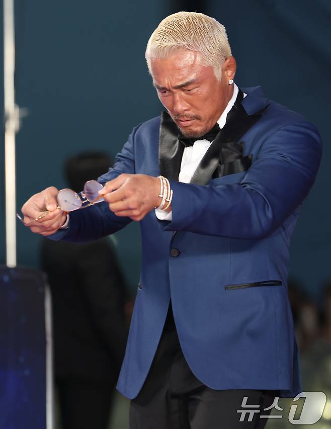 격투기 선수 추성훈이 18일 인천 중구 파라다이스시티에서 열린 ‘제4회 청룡시리즈어워즈’에 김이 서린 안경을 끼고 레드카펫을 밟고 있다. ⓒ News1 권현진 기자