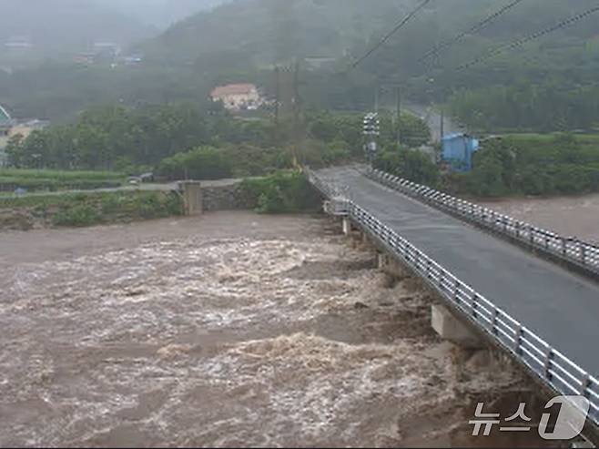 19일 오전 11시40분쯤 섬진강 하동군 화개면 탑리 가탄교 지점 모습.(영산강홍수통제소 홈페이지 캡쳐. 재판매 및 DB금지)