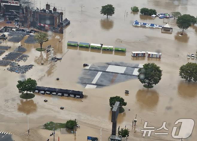 19일 내린 폭우로 울산시 남구 태화강 국가정원 둔치 일대가 물에 잠겨 있다. (독자 제공. 재판매 및 DB 금지) 2025.7.19/뉴스1