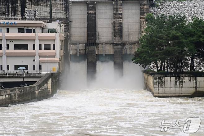 진주 남강댐 본류 수문. 뉴스1/한송학기자