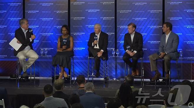 18일(현지시간) 미국 콜로라도 소도시 애스펀에서 열린 '애스펀 안보 포럼' 장기전망 세션에서 (왼쪽 두번째부터)콘돌리자 라이스 전 국무장관, 로버트 게이츠 전 국방장관, 제이크 설리번 전 국가안보보좌관, 마크 에스퍼 전 국방장관이 패널로 참여하고 있다. (애스펀 안보 포럼 홈페이지 캡처) ⓒ News1 류정민 특파원