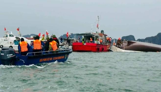 19일 베트남 북서부의 유명 관광지인 하롱베이에서 관광선이 전복돼 구조대가 승객 구조 작업을 벌이는 모습. <출처=VN 익스프레스 갈무리>