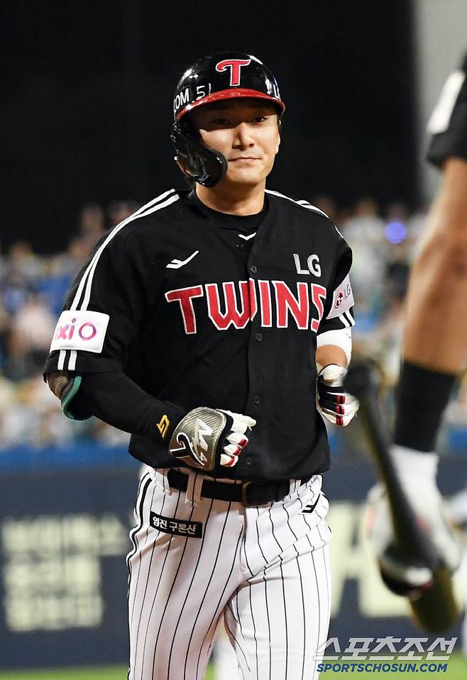 4일 대구 라이온즈파크에서 열린 삼성 라이온즈와 LG 트윈스의 경기. 9회초 1사 LG 신민재가 솔로포를 날린 뒤 환호하고 있다. 대구=박재만 기자 pjm@sportschosun.com/2025.07.04/