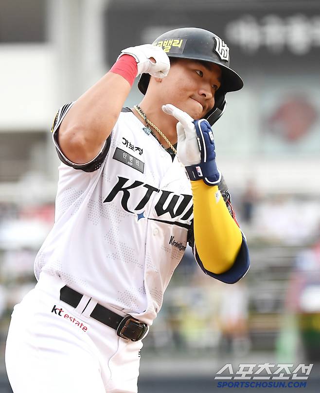 12일 수원 KT위즈파크에서 열린 롯데-KT전. 1회말 1사 1루 안현민이 투런포를 친 후 환호하고 있다. 수원=정재근 기자 cjg@sportschosun.com/2025.6.12/
